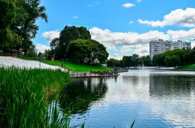 На западе столицы благоустроили парк у Беловежского пруда